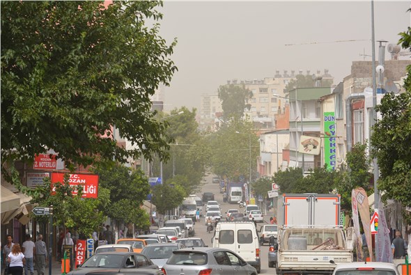 Anız dumanı ile karışan toz bulutu Kozan'da hayatı olumsuz etkiliyor