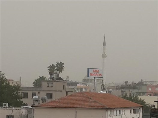 Osmaniye'ye yağmur yerine toz yağıyor