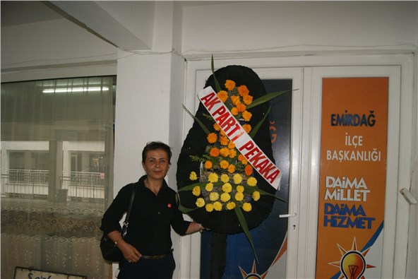 Teröre tepki için AK Parti önüne çelenk bırakan kadın, gözaltına alındı