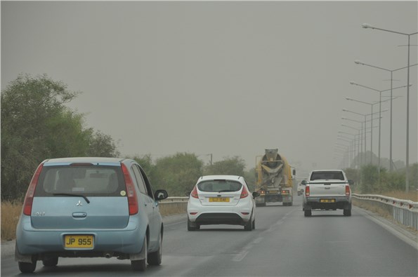 Toz bulutu etkisi altına giren Kıbrıs'ta göz gözü görmüyor