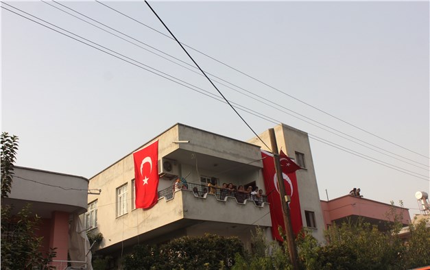 Kızı yanında şehit düşen polis memuru Özkara’nın Adana’daki evinde yas var