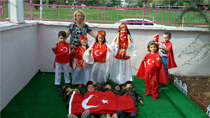 Miniklerin asker kıyafetleri ile oynadıkları oyun beğeni topladı