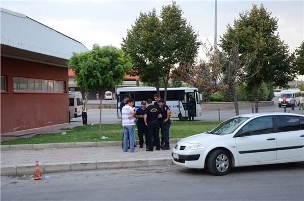 Konya'da Doğu Anadolu'ya giden firma otobüslerine taşlı saldırı