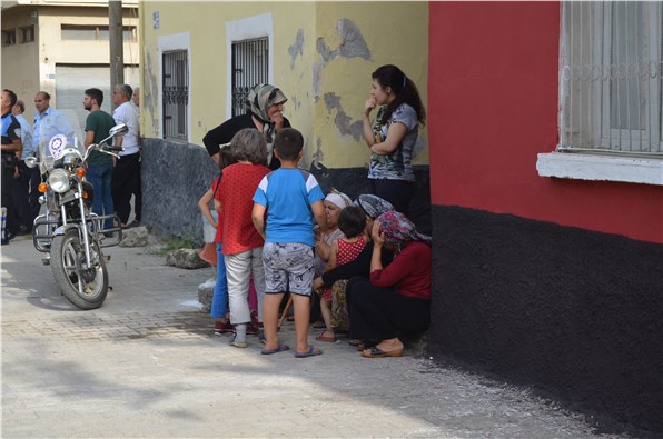 Kızının yanında şehit edilen polisin ağabeyinin evine bayrak asıldı