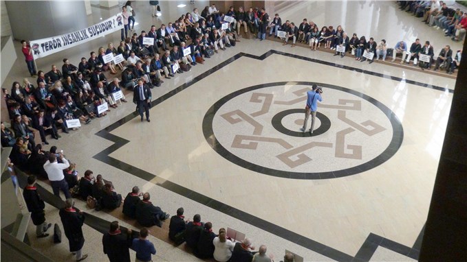 Avukatlar adliyede oturma eylemi yaparak terörü lanetledi