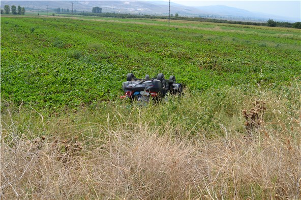 Otomobil tarlaya uçtu 2 yaralı