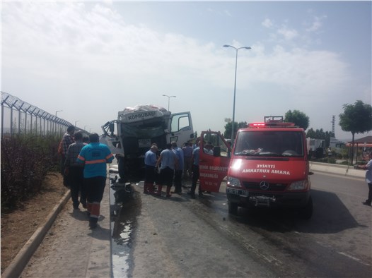 Yem yüklü kamyon, belediye otobüsüne arkadan çarptı 11 yaralı