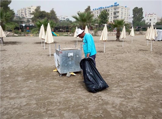 Büyükşehir’in ‘mavi yelekliler'i sahilleri temizliyor