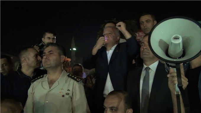 Vali, TOMA aracının üzerinden sağduyu çağrısı yaptı