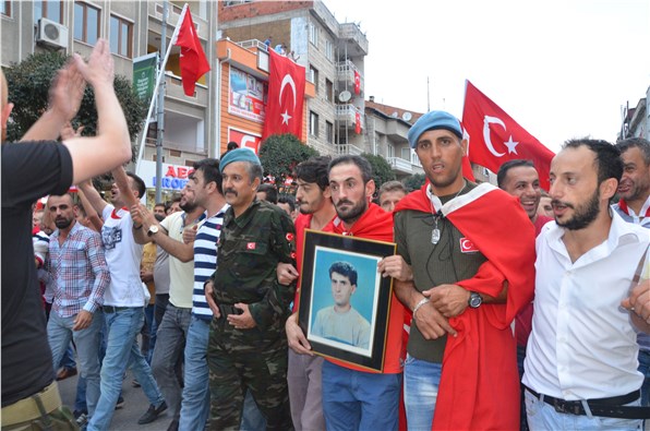 Binlerce kişi şehitler için yürüdü