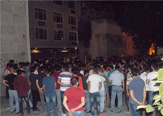 Gaz bombasının etkisinde kalan vatandaşlar tepki gösterdi