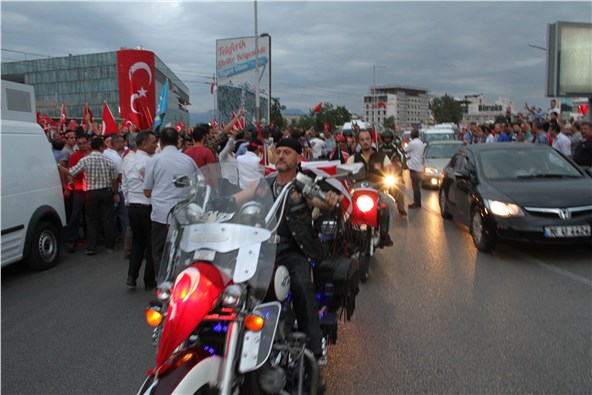 Bursa'da terör protestosunda HDP il binasına bayrak astılar