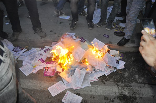 HDP binasını basıp Türk bayrağı astılar