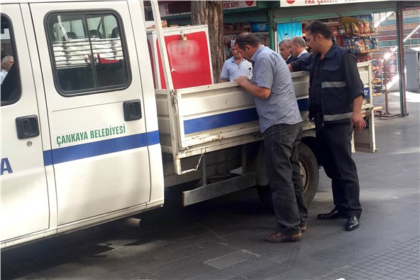 Çankaya Belediyesi, büfe önündeki işgal malzemelerini topladı