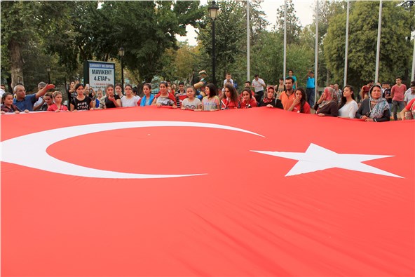 Protesto gösterisinde kadınlar dev Türk bayrağı taşıdı