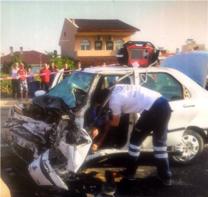 İzmir'de trafik kazası 2 ölü, 16 yaralı