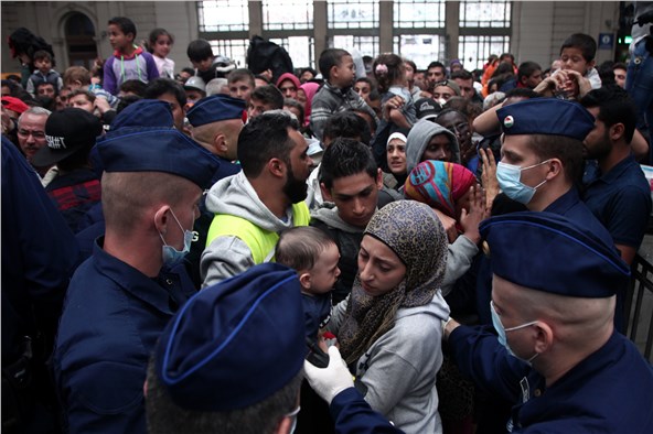 Ailesi Avusturya'ya hareket etti, 7 yaşındaki Hadil garda kaldı