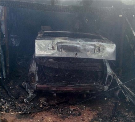 Bina garajındaki iki araç bomba gibi patladı