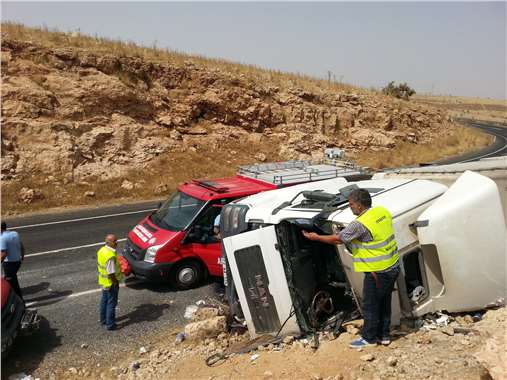 Midyat'ta virajı alamayan TIR devrildi, sürücü ağır yaralandı