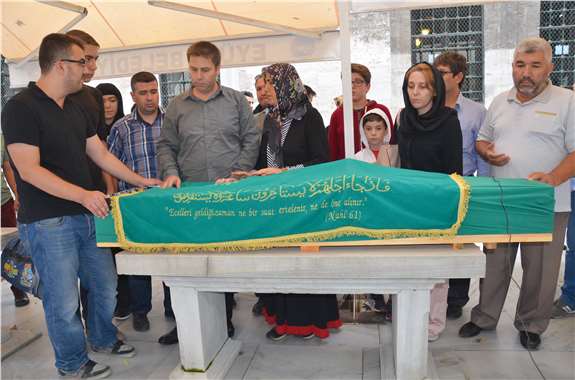 Annesini kaybeden emniyet amirine 7 saat izin