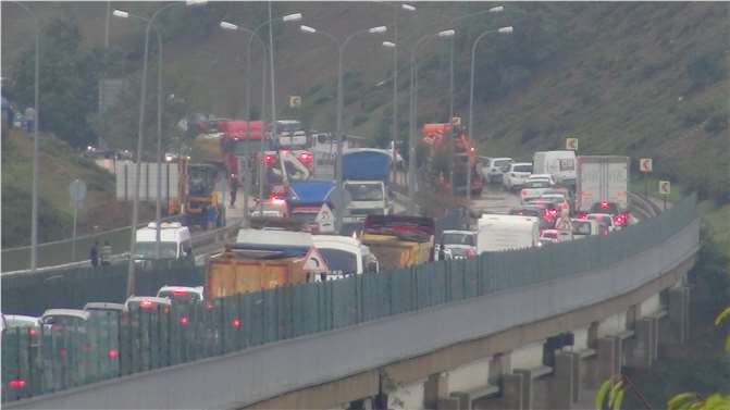 Sağanak yağış sürücülere zor anlar yaşattı