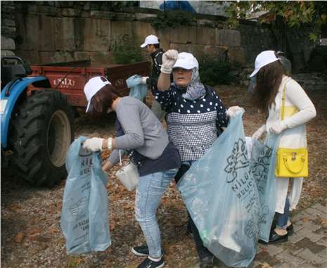 Gençler, Gölyazı Adası'nı çöplerden temizledi