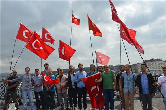 Balıkçılar teröre tepki için oltalarına Türk bayrağı astı