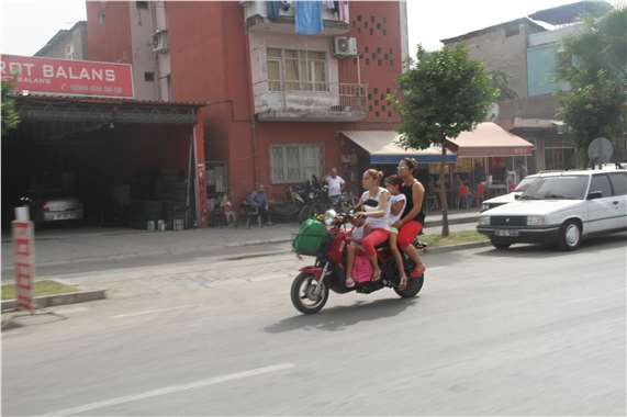 2 kadın ve 2 çocuğun motosiklet üzerindeki tehlikeli yolculuğu