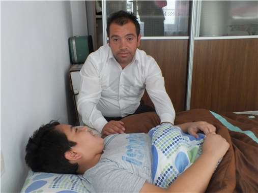 Engelli baba, engelli oğluna bakabilmek yardım bekliyor