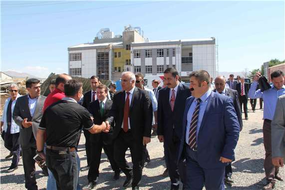 Vali Zorluoğlu Karakoçan'da incelemelerde bulundu