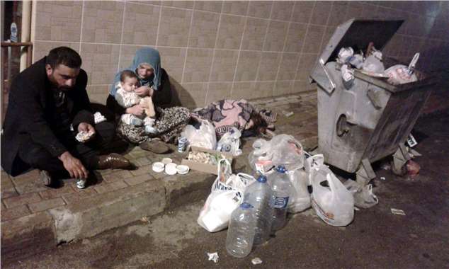 Çocuklarının karının doyurmak için marketlerin kapanmasını bekliyor