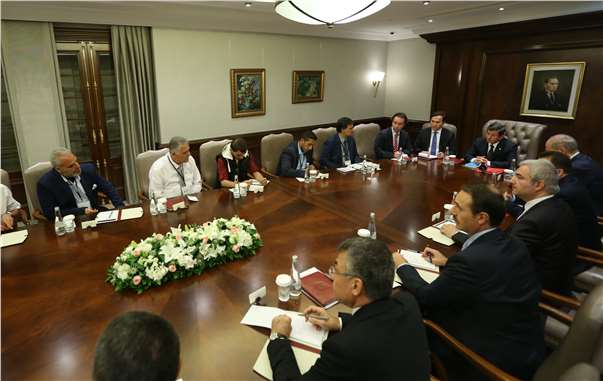 Davutoğlu, Suriyeli sığınmacıların temsilcileri ile görüştü