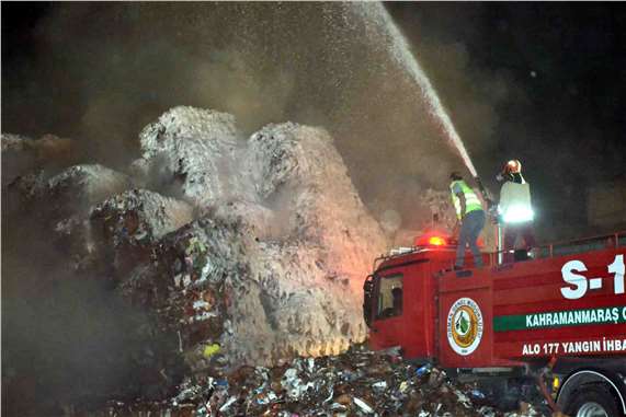 Kağıt fabrikasında korkutan yangın