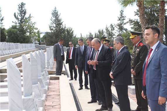 Türkeş, Girne'de bulunan Boğaz Şehitliği'ni ziyaret etti