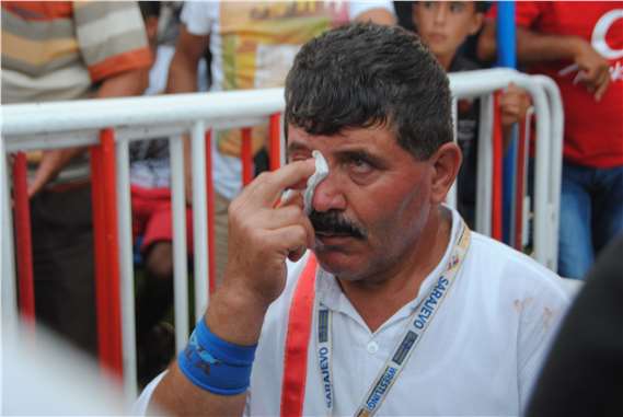 Yağlı güreşçi attığı yumrukla hakemi gözünden yaraladı