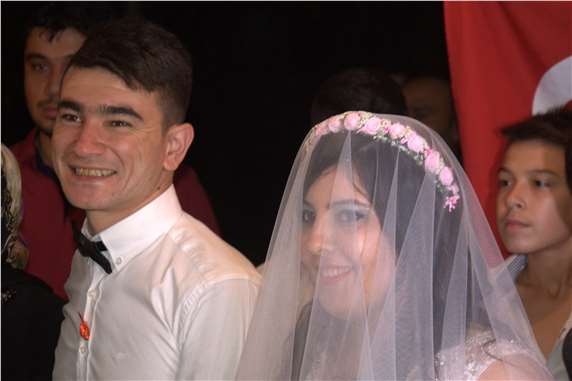 Kendi düğününe yetişemeyen uzman çavuş damat sonunda geline kavuştu