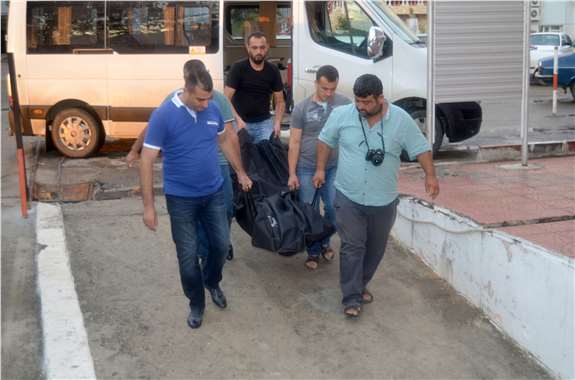 Belediye personelini taşıyan kamyonet uçuruma yuvarlandı 1 ölü