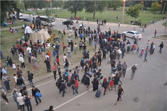 Edirne'de sınıra yürümek isteyen sığınmacılar polis engeline takıldı