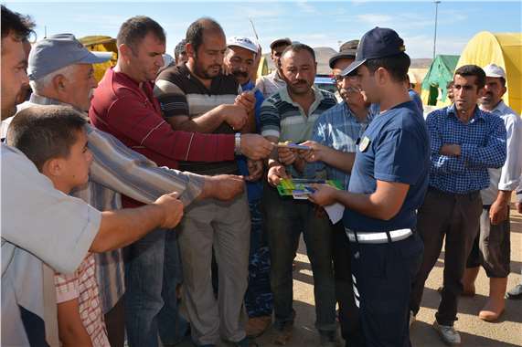 Jandarma, kurban pazarında sahte para tespit kalemi dağıttı