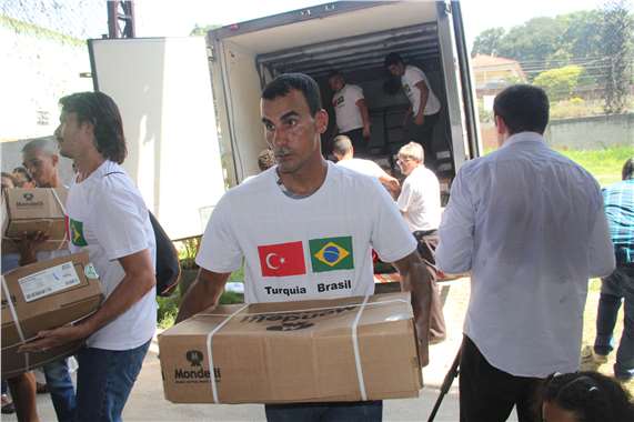 Latin Amerika’nın 'çöp evlerine' kurban yardımları dağıtıldı