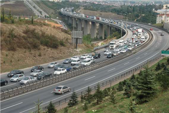Tatilcilerin dönüşü sürüyor, TEM'de trafik durma noktasına geldi