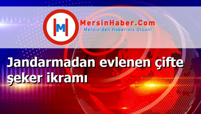 Jandarmadan evlenen çifte şeker ikramı
