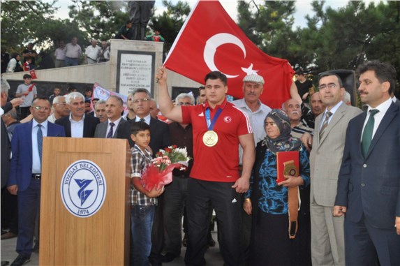 Dünya Güreş Şampiyonu Kayaalp, Yozgat’ta mehter takımı ile karşılandı