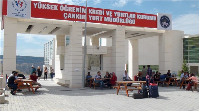 Kalacak yer bulamayan öğrenciler, valizlerle KYK önünde bekliyor