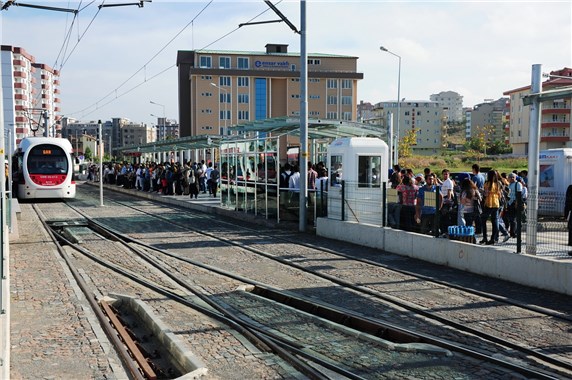 Raylı sistem, okulların açıldığı gün 65 bin yolcu taşıyarak rekor kırdı