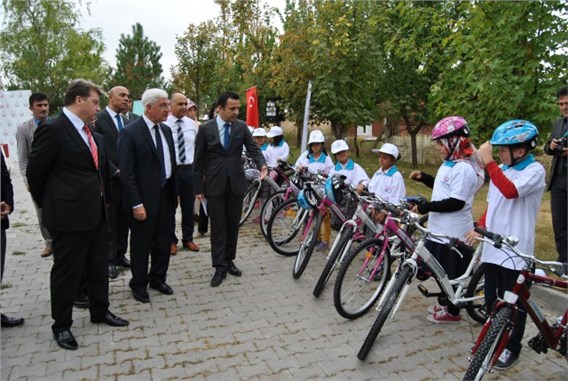 Karaman’da Halk Sağlığı Müdürlüğü okullara 50 adet bisiklet dağıttı