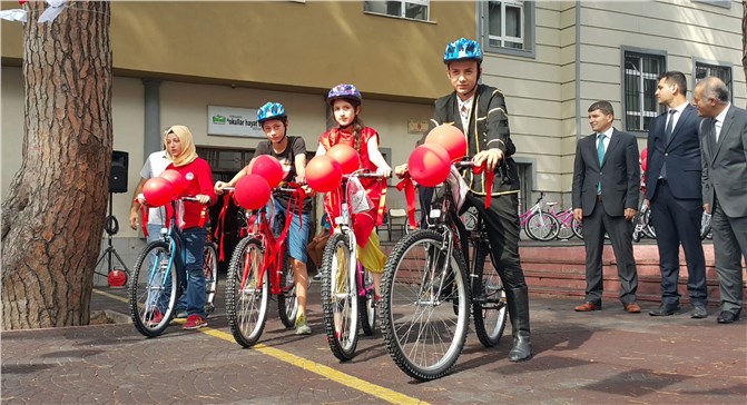 Hareketli hayat için öğrencilere bisiklet verildi
