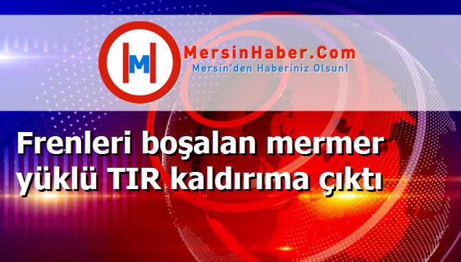 Frenleri boşalan mermer yüklü TIR kaldırıma çıktı