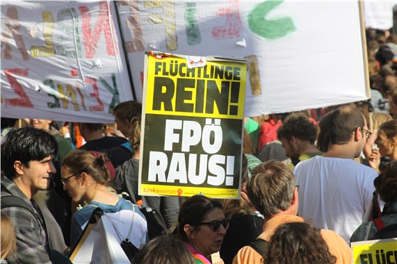 Yüzbini aşkın Avusturyalı mültecilere destek için yürüdü