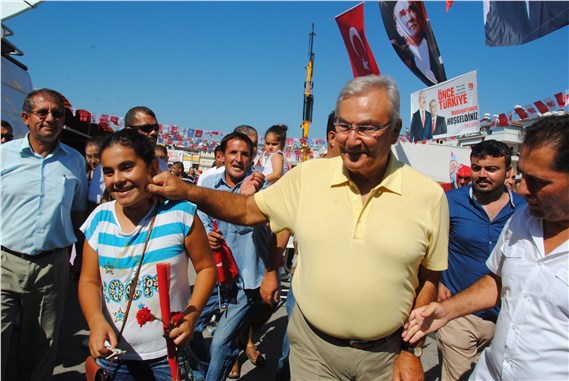 Deniz Baykal, Kılıçdaroğlu'nun konuşmasını halkın arasında dinledi